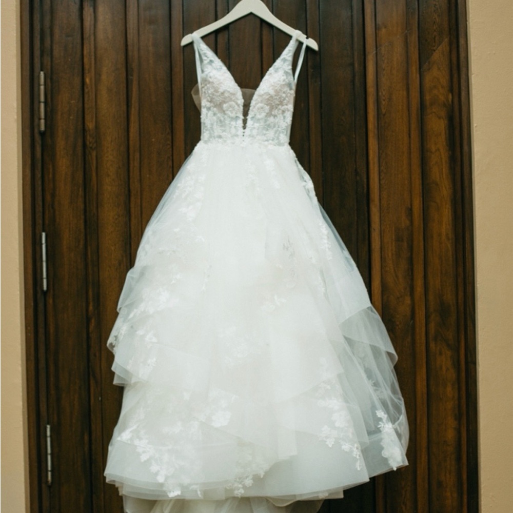 Elegant White Lace Wedding Dress